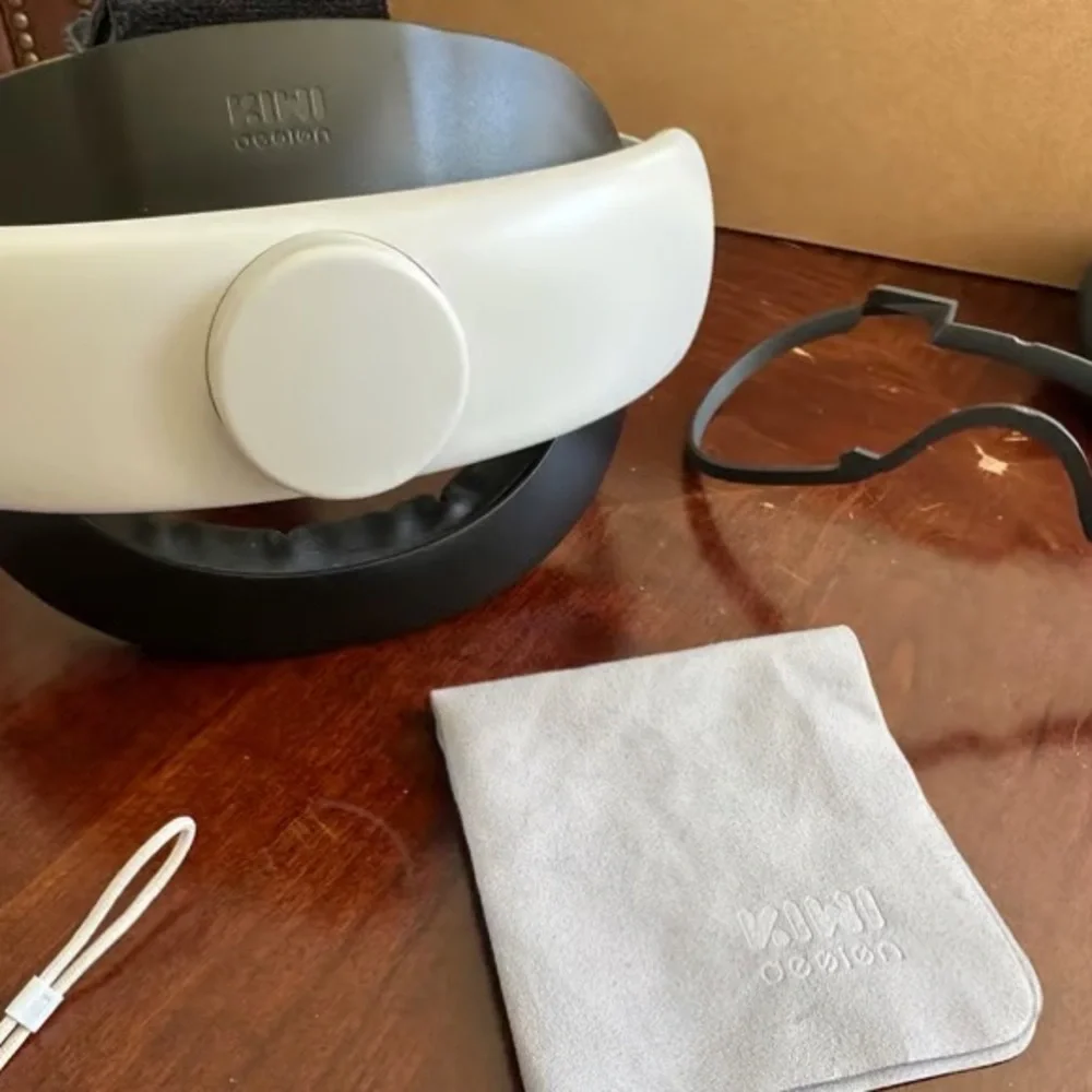 Kiwi White VR Headset Controllers